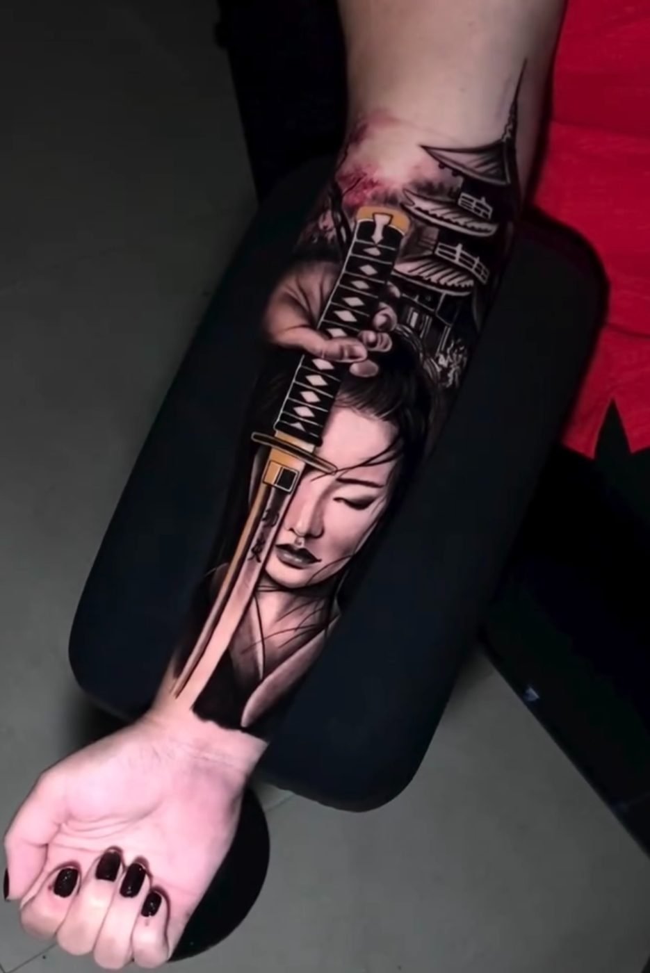 Tatuagem hiper-realista — Gueixa e katana